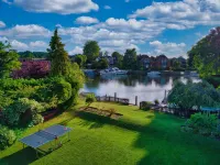 Charming Riverside Cottage - Ideal for Families & Groups, Pool, Gardens & River Hotel a Staines