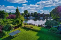 Charming Riverside Cottage - Ideal for Families & Groups, Pool, Gardens & River