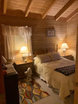 Island log home in Maine with ocean views Hotels in Islesboro