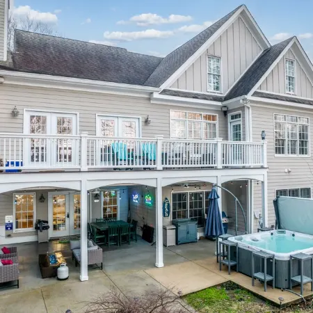 PRIVATE LAKEFRONT HOME WITH HOT TUB & AMAZING VIEW OF LAKE OCONEE