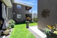 Best Downtown Getaway 4 blocks from main street food bars and shopping