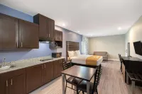 Days Inn & Suites by Wyndham la Porte - 2-Star
