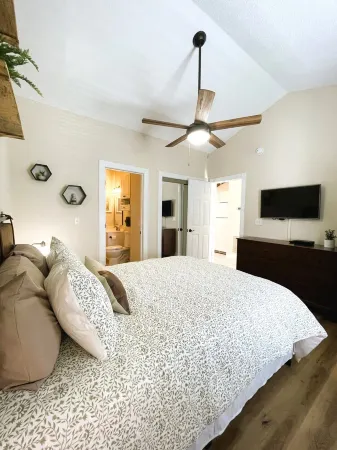 Endless Summer Cozy Condo at Magnolia Place - Golf Course Views! Отели рядом с достопримечательностью «Myrtle Beach Convention Center»