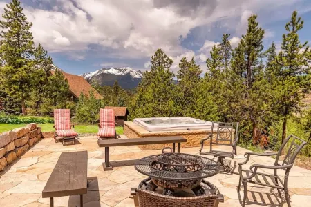 Pet Friendly Outdoor Enthusiast's Retreat. Walk to Lake Dillon!