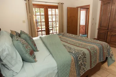 The house is in the middle of town, next to HEB with an amazing backyard. Hôtels à proximité de : COSAS