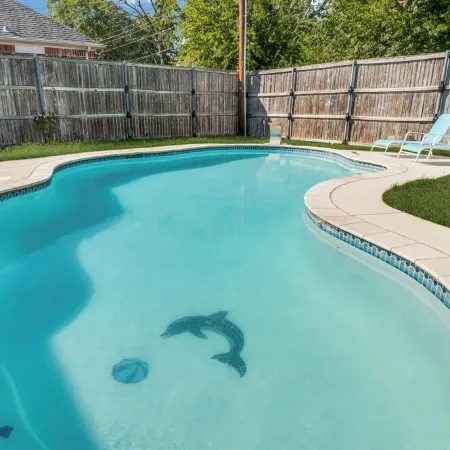 4 Bedroom & Pool: Great Irving Location close to attractions