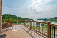 Lakefront Cabin with Stunning Mountain Views, Sleeps 6, on Douglas Lake - 마운틴 뷰