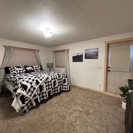 Cutthroat Cabin: Large cabin with creek, 5 min. to Terrace Lakes for golf