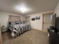 Cutthroat Cabin: Large cabin with creek, 5 min. to Terrace Lakes for golf