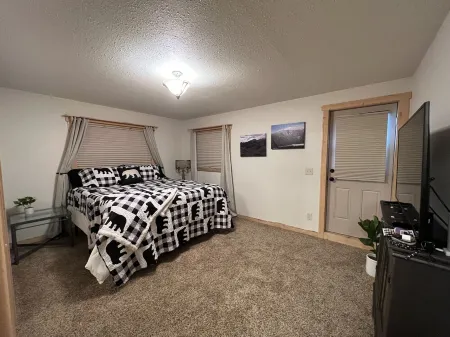 Cutthroat Cabin: Large cabin with creek, 5 min. to Terrace Lakes for golf