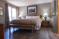 Fantastic location! Hot Tub, AC, SHARC passes, bikes and a great deck!