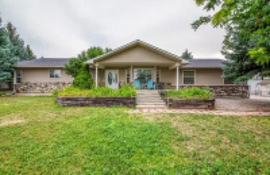 The Hidden Gem House- 3 Bedroom house with hot tub