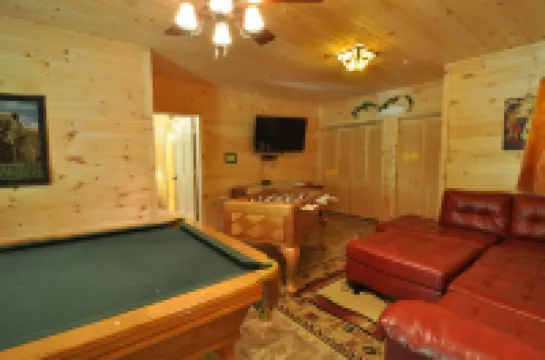 Ozark Legends Lodge- Lg Game Rm, Private Hot tub; 1 Mile to Thunder Ridge