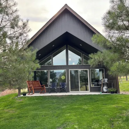 Peaceful, beautiful, cozy new cottage set on forested property. Gorgeous views!