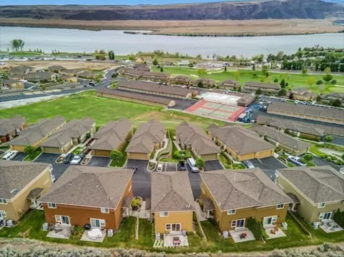 D25-2 Deck Unit Riverview w/ATCH garage Sunserra nearby heated pool and hot tub