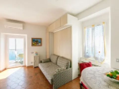 Up to 5 guest house above the Cliff House Hotels in Corniglia