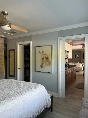 The Perfect getaway Home! Luxurious outdoor grill! In the Heart of Ozona!!