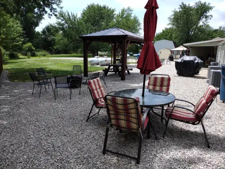 Newly remolded Lodge close to public boat ramps , beach and fishing charters.