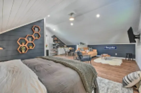 Private Riverside Studio - Hot Tub, King BD, Near Wedding Venue