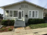 Sparkling clean 1920's bungalow The Plaza North附近的飯店