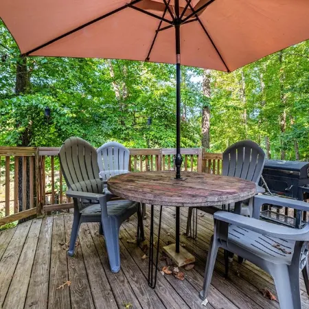 Lakeside Pet Friendly Cabin w/ Hot tub Game Rm Fireplace Elec Vehicle Charger