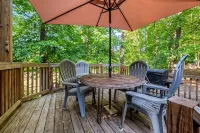 Lakeside Pet Friendly Cabin w/ Hot tub Game Rm Fireplace Elec Vehicle Charger