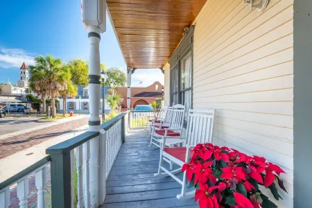 1880 Victorian In Heart Of Downtown...charming And Cozy