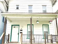 Quaint 2 bedroom apartment. 5 minute walk to down town Close to local bike trail Hotels in Warren