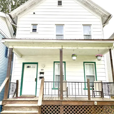 Quaint 2 bedroom apartment. 5 minute walk to down town Close to local bike trail