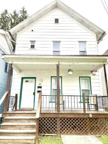 Quaint 2 bedroom apartment. 5 minute walk to down town Close to local bike trail