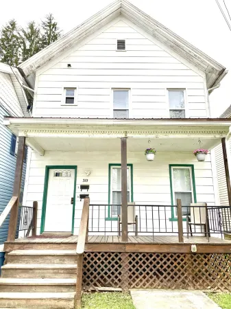 Quaint 2 bedroom apartment. 5 minute walk to down town Close to local bike trail