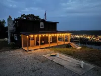Peaceful cabin with spectacular river and scenic views. Hotels in Brown County