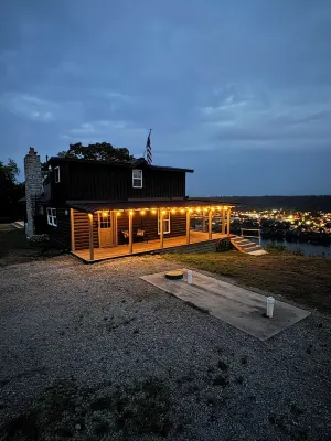 Peaceful cabin with spectacular river and scenic views.
