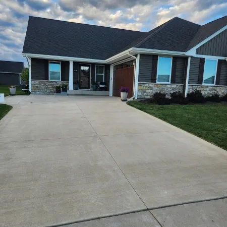 Gorgeous, clean, newer Condo , 5 bedrooms!! 1 mile from Bettplex.
