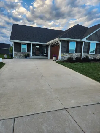 Gorgeous, clean, newer Condo , 5 bedrooms!! 1 mile from Bettplex.