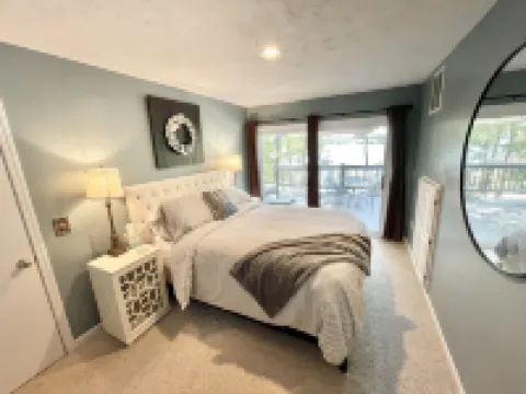 Honey Creek Getaway Waterfront Cottage - Close to town & Boat Ramp! Sleeps 10+