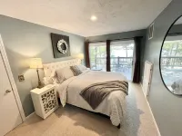 Honey Creek Getaway Waterfront Cottage - Close to town & Boat Ramp! Sleeps 10+