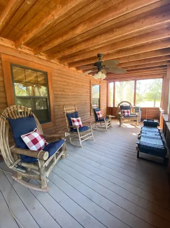 Open modern Cabin, fishing, shooting range, tranquil/private, firepit, 4W, canoe