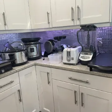 Sunset Views! Indoor Sport Court, Pool table, Golf Course, 12 min to downtown