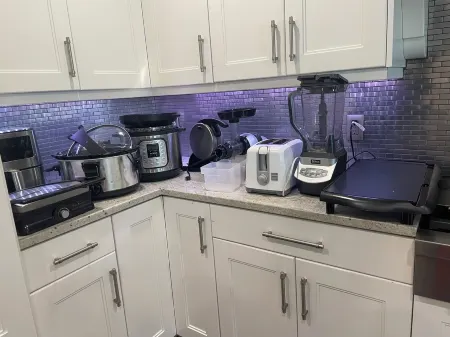 Sunset Views! Indoor Sport Court, Pool table, Golf Course, 12 min to downtown