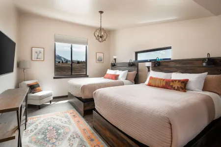 Perfect-Family Gatherings, Wedding Groups, 5 Private Suites, HotTub, Yellowstone