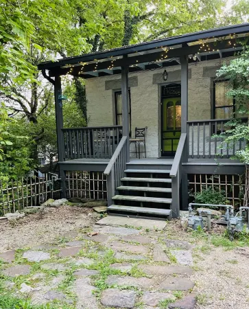 UP ON MAIN - a charming historic apartment in the heart of Eureka Springs