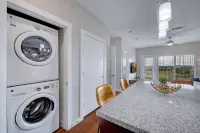 Plush 1Br Cal King Suite Close to Everything H-E-B附近的飯店
