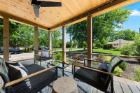 Breezy Chic: Fresh Spring Vibes at The Modern Oak walkable to town!