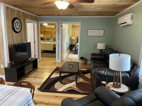 B - New near Jamestown Dock Hotels in Jamestown