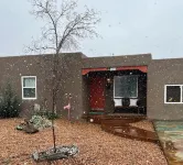 Nob Hill’s Casa Flamingo: King & Queen beds, Safe, Prime Location, Large Yard. Hotels near Silver Family Geology Museum