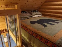 Cozy Cabin-real log cabin stay. Loft bed, woodsy decor, clean & cozy!