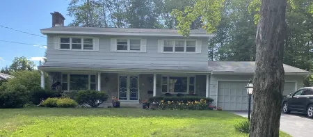 Track Rental-Great location-4 Bdrm, Sleeps 8 Close to Track, Downtown, and Lake