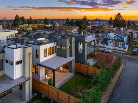 Unobstructed, Breathtaking Water Views RIGHT in Kirkland, WA. Отели рядом с достопримечательностью «Южный Киркленд Парк энд Райд»