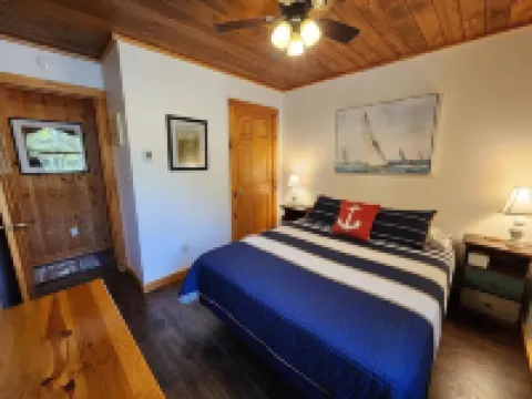 Lakefront w/ large deck, screened porch, dock, private lakefront. Pet friendly!